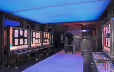 Цветной натяжной потолок в клубе