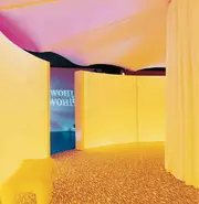 Цветные натяжные потолки для клуба