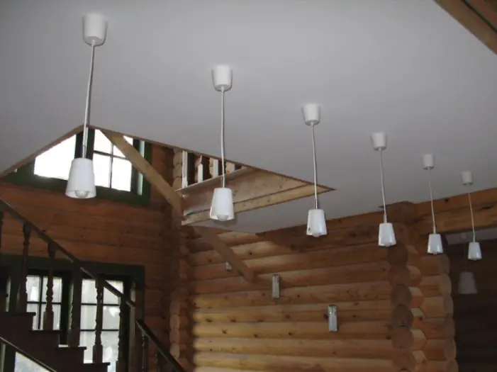 Натяжной потолок в деревянном доме