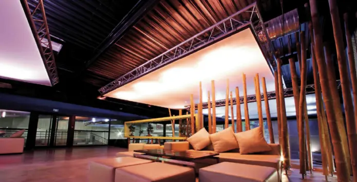 Натяжной потолок в клубе