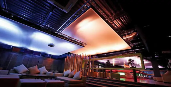 Натяжной светопрозрачный потолок в клубе