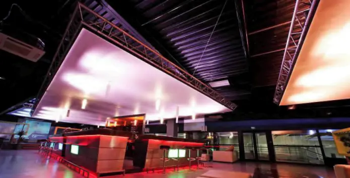 Светящийся потолок в клубе